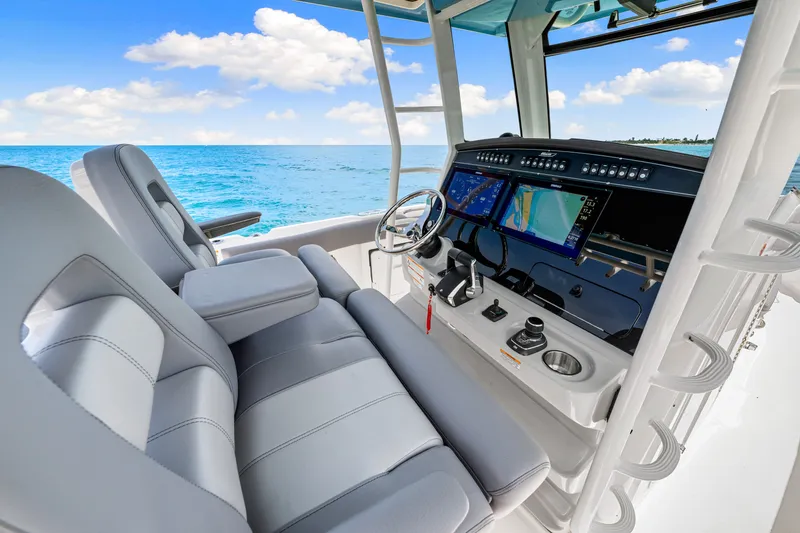 Slide: The Image of Boston Whaler 330 Outrage 2026 - 43