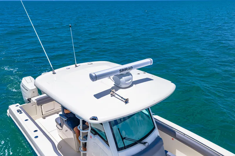 Slide: The Image of Boston Whaler 330 Outrage 2026 - 46