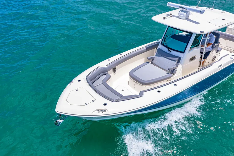 Slide: The Image of Boston Whaler 330 Outrage 2026 - 62
