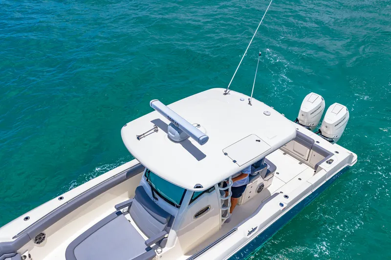Slide: The Image of Boston Whaler 330 Outrage 2026 - 63