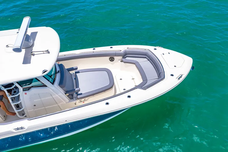 Slide: The Image of Boston Whaler 330 Outrage 2026 - 70