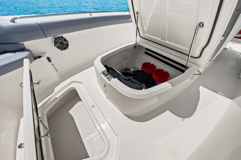 Slide: The Image of Boston Whaler 330 Outrage 2026 - 76