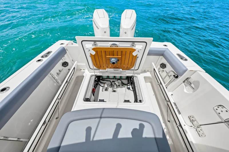 Slide: The Image of Boston Whaler 330 Outrage 2026 - 79
