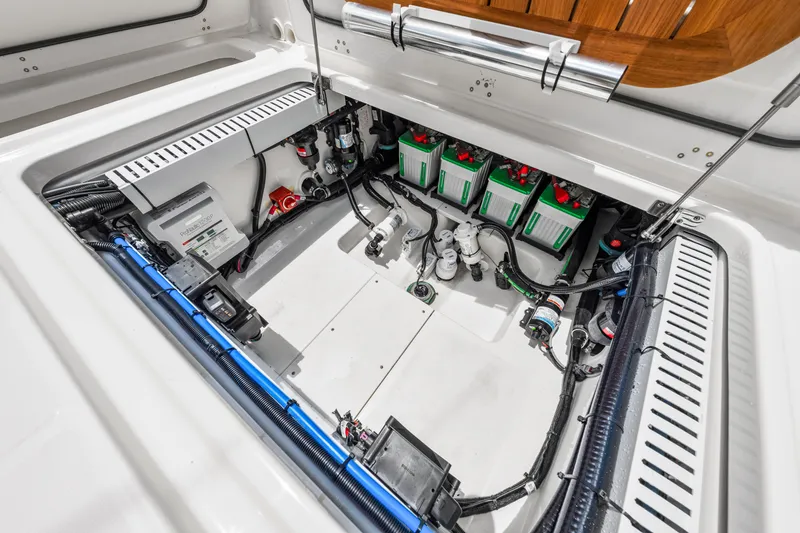 Slide: The Image of Boston Whaler 330 Outrage 2026 - 80