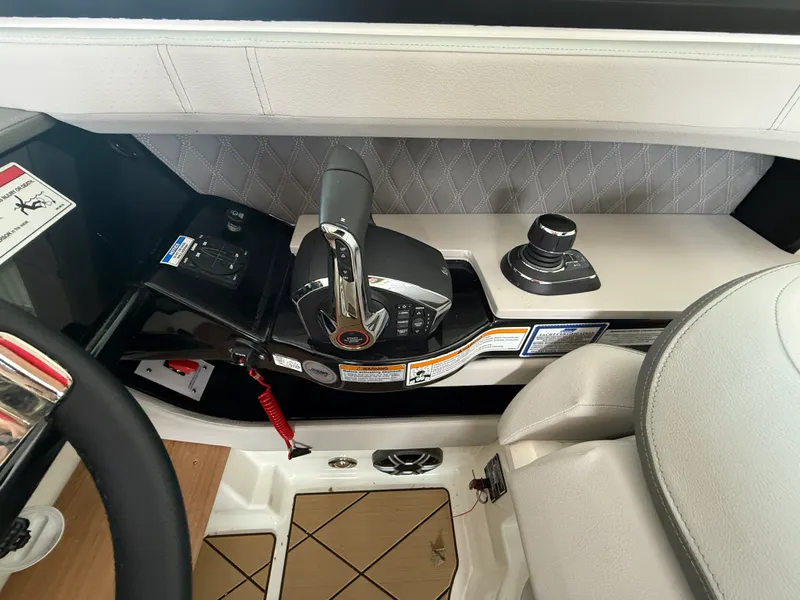 Slide: The Image of Sea Ray SLX 400 Outboard 2026 - 10