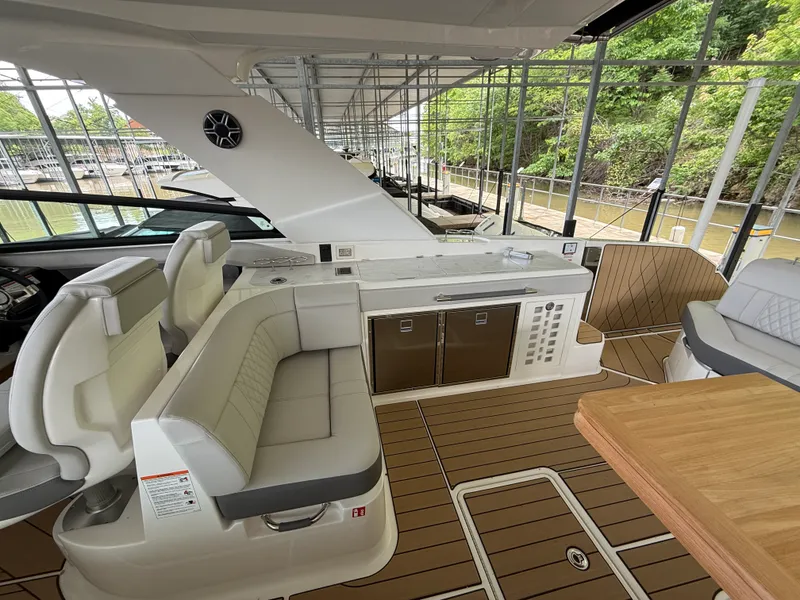 Slide: The Image of Sea Ray SLX 400 Outboard 2026 - 12
