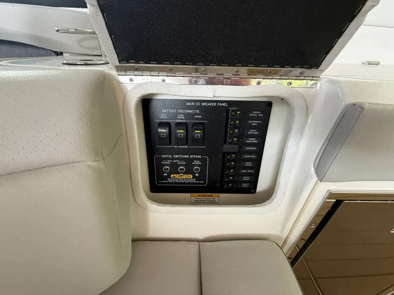 Slide: The Image of Sea Ray SLX 400 Outboard 2026 - 13