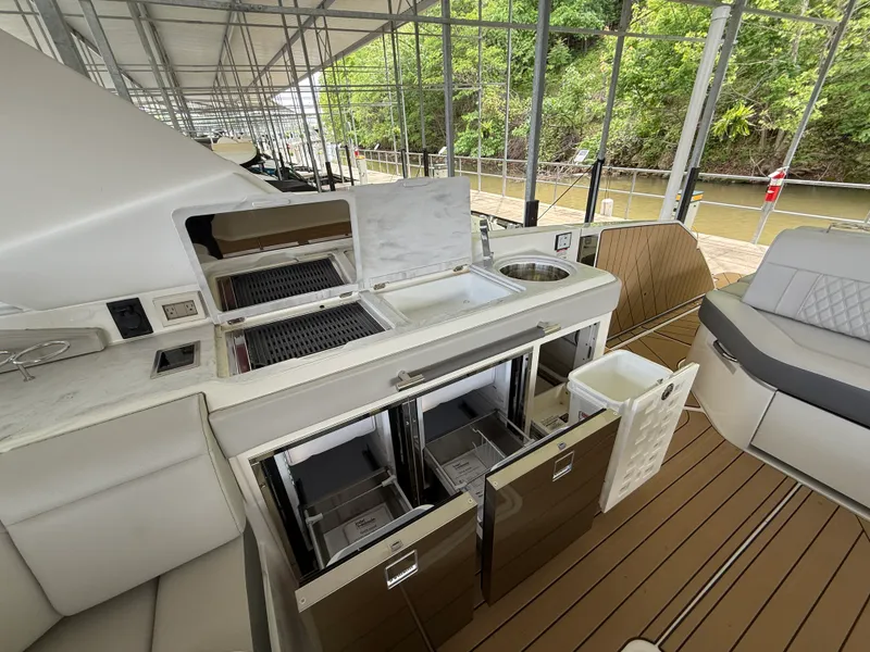 Slide: The Image of Sea Ray SLX 400 Outboard 2026 - 15