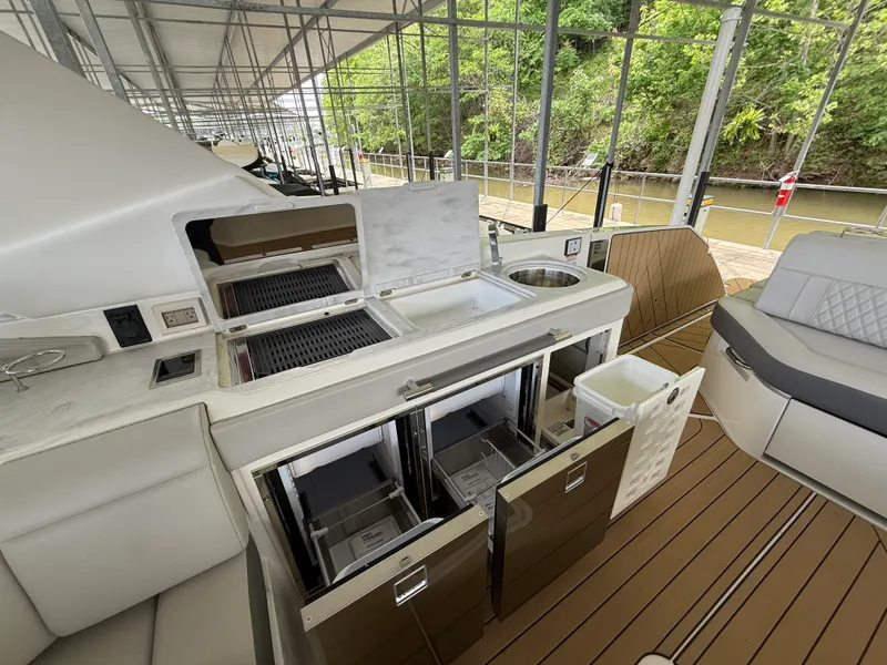 Slide: The Image of Sea Ray SLX 400 Outboard 2026 - 16