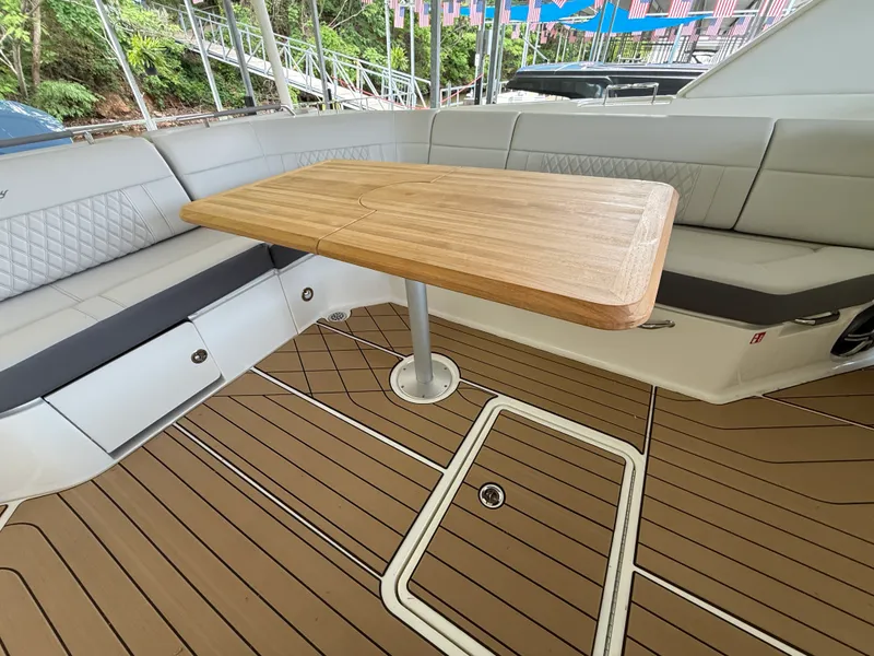Slide: The Image of Sea Ray SLX 400 Outboard 2026 - 18