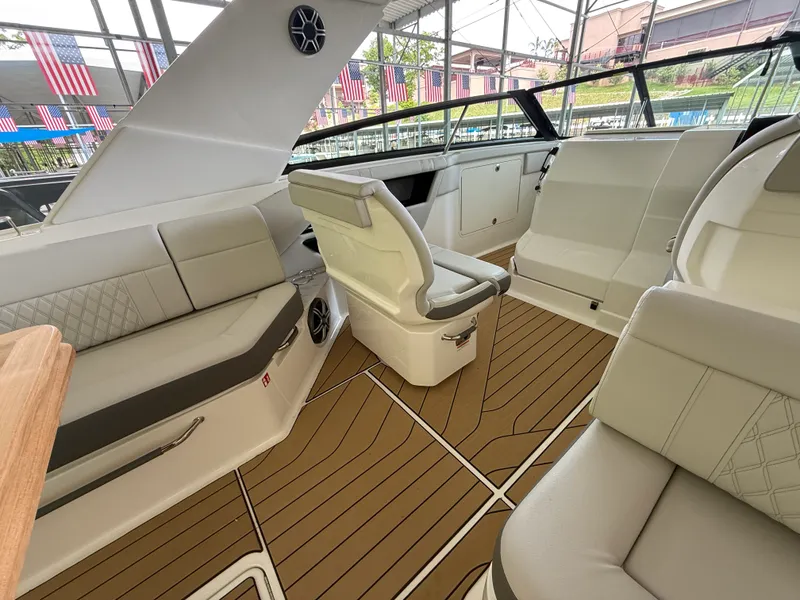 Slide: The Image of Sea Ray SLX 400 Outboard 2026 - 19