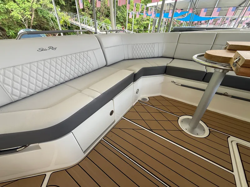 Slide: The Image of Sea Ray SLX 400 Outboard 2026 - 21