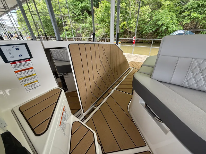 Slide: The Image of Sea Ray SLX 400 Outboard 2026 - 22