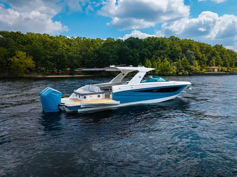 Slide: The Image of Sea Ray SLX 400 Outboard 2026 - 11
