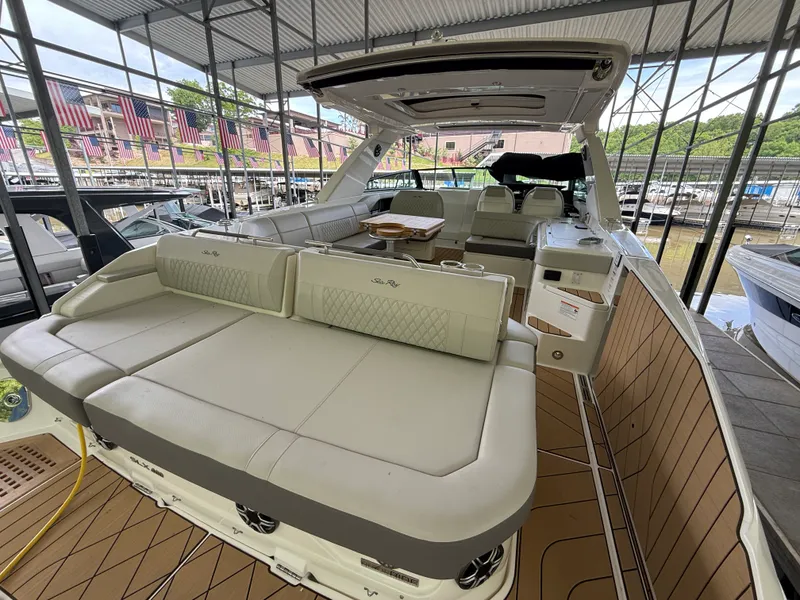 Slide: The Image of Sea Ray SLX 400 Outboard 2026 - 25