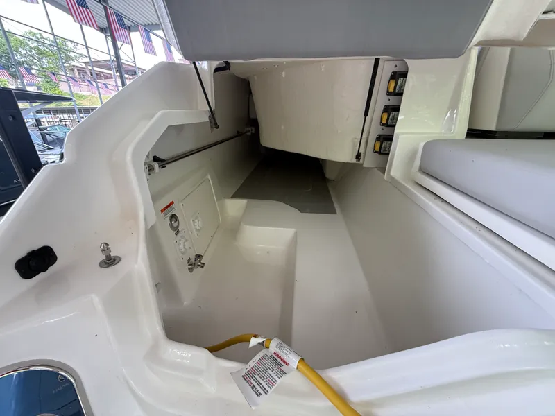 Slide: The Image of Sea Ray SLX 400 Outboard 2026 - 27
