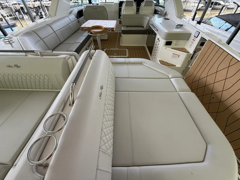 Slide: The Image of Sea Ray SLX 400 Outboard 2026 - 29