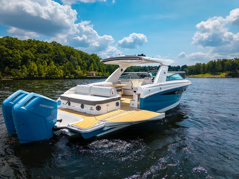 Slide: The Image of Sea Ray SLX 400 Outboard 2026 - 9