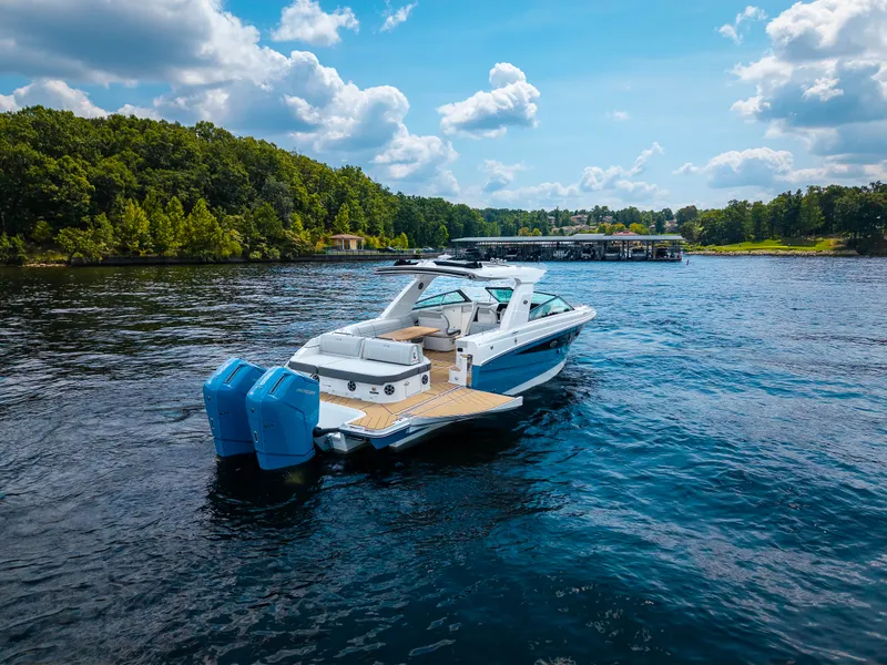Slide: The Image of Sea Ray SLX 400 Outboard 2026 - 12