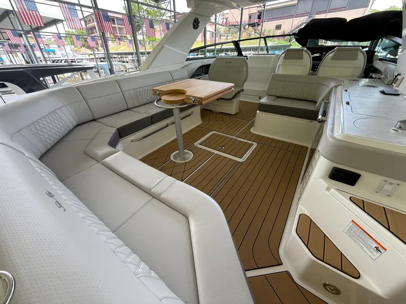 Slide: The Image of Sea Ray SLX 400 Outboard 2026 - 31