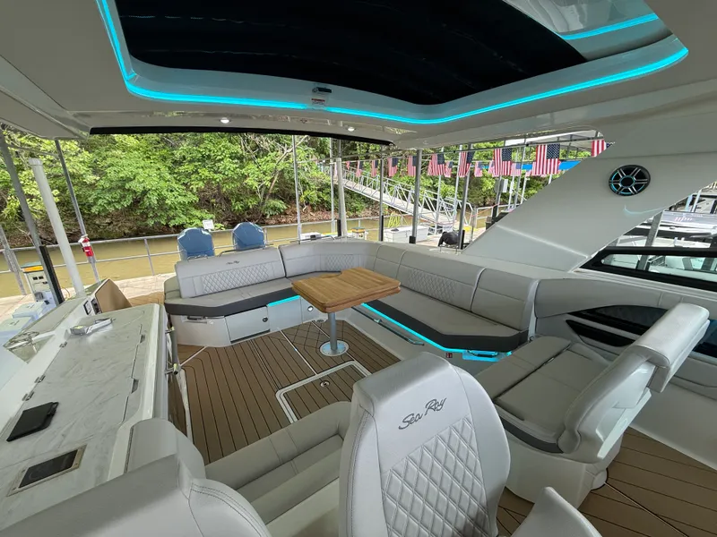 Slide: The Image of Sea Ray SLX 400 Outboard 2026 - 32