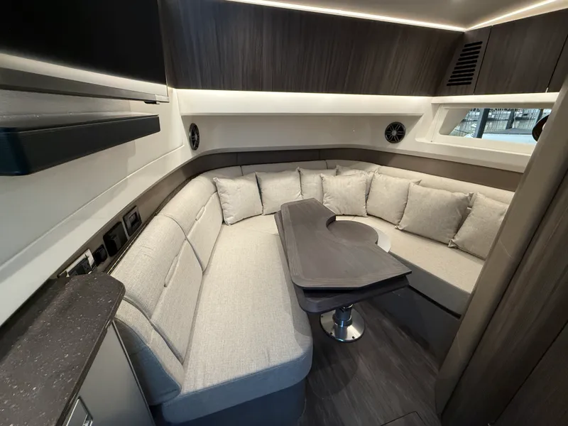 Slide: The Image of Sea Ray SLX 400 Outboard 2026 - 33
