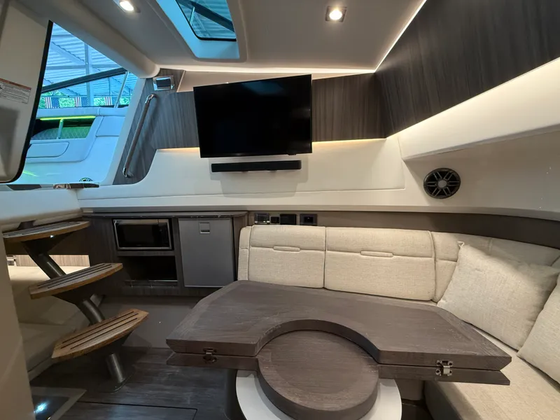 Slide: The Image of Sea Ray SLX 400 Outboard 2026 - 34