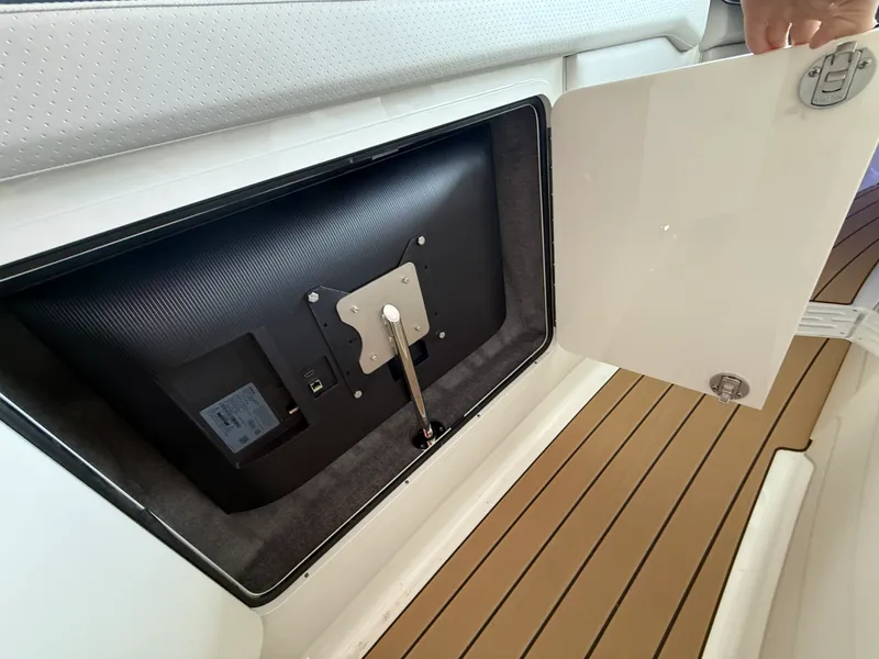 Slide: The Image of Sea Ray SLX 400 Outboard 2026 - 40