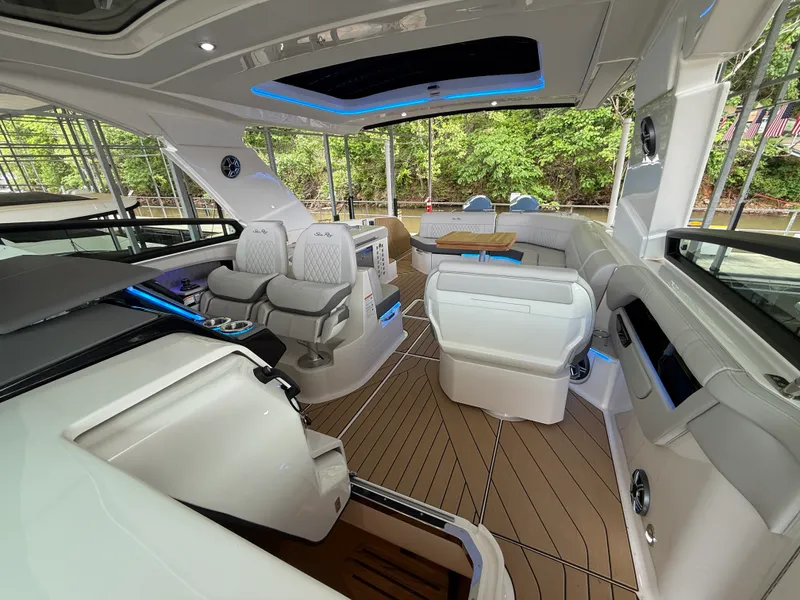 Slide: The Image of Sea Ray SLX 400 Outboard 2026 - 41