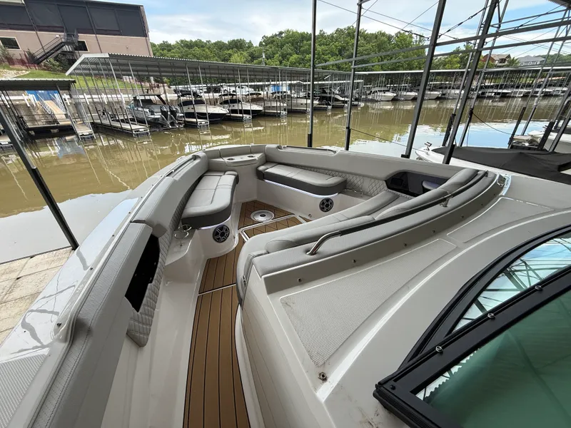 Slide: The Image of Sea Ray SLX 400 Outboard 2026 - 42