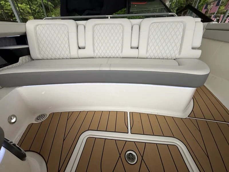 Slide: The Image of Sea Ray SLX 400 Outboard 2026 - 44