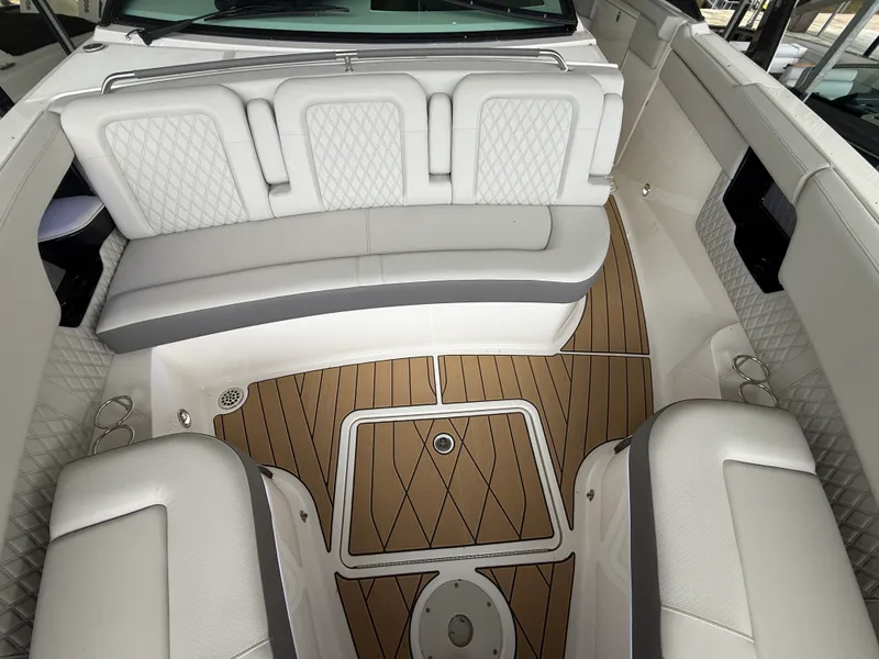 Slide: The Image of Sea Ray SLX 400 Outboard 2026 - 45