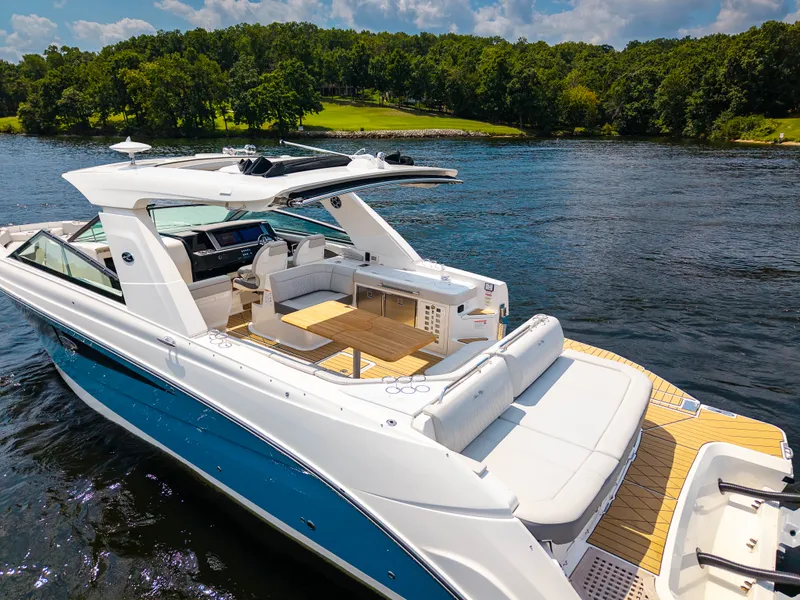 Slide: The Image of Sea Ray SLX 400 Outboard 2026 - 18