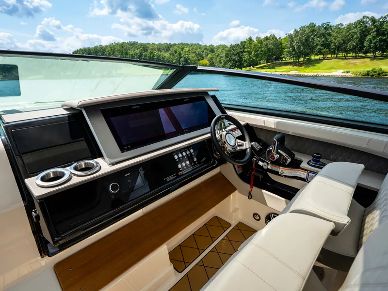 Slide: The Image of Sea Ray SLX 400 Outboard 2026 - 30