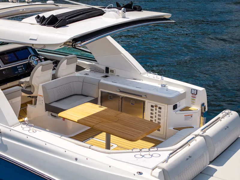 Slide: The Image of Sea Ray SLX 400 Outboard 2026 - 19