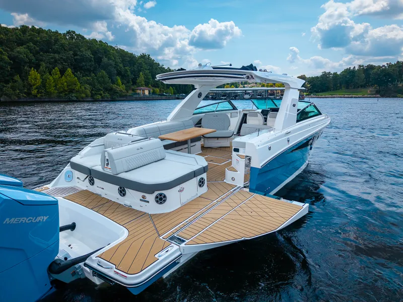 Slide: The Image of Sea Ray SLX 400 Outboard 2026 - 13