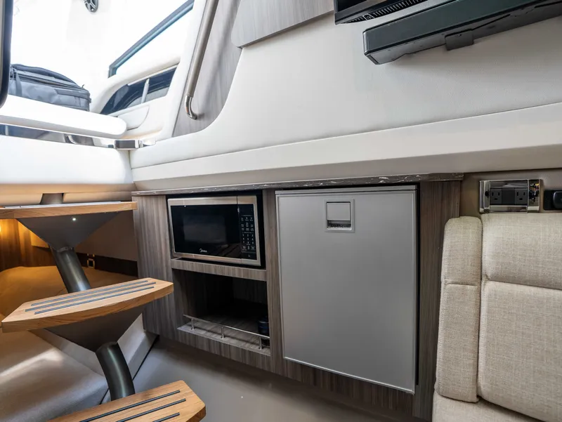 Slide: The Image of Sea Ray SLX 400 Outboard 2026 - 41