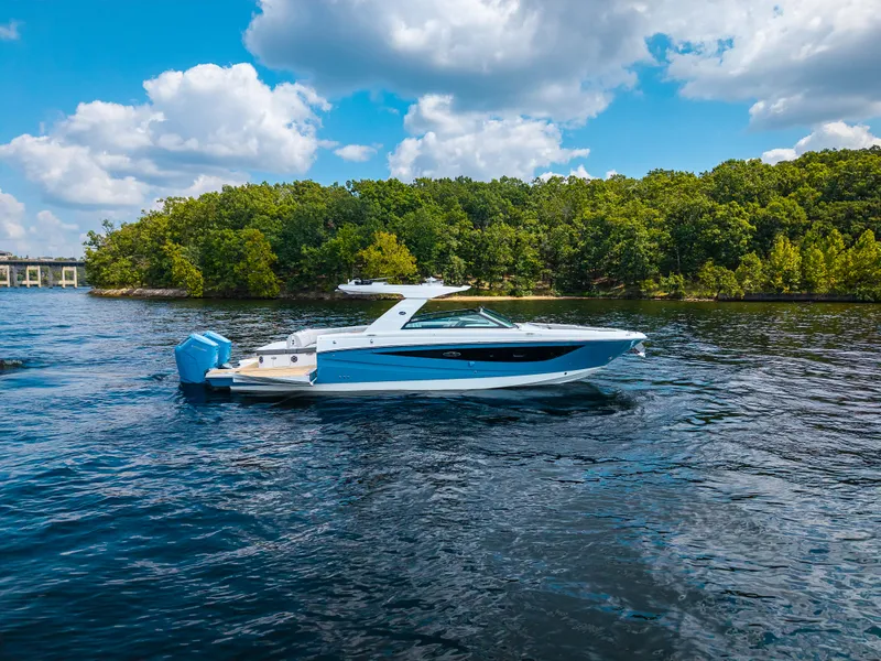 Slide: The Image of Sea Ray SLX 400 Outboard 2026 - 50
