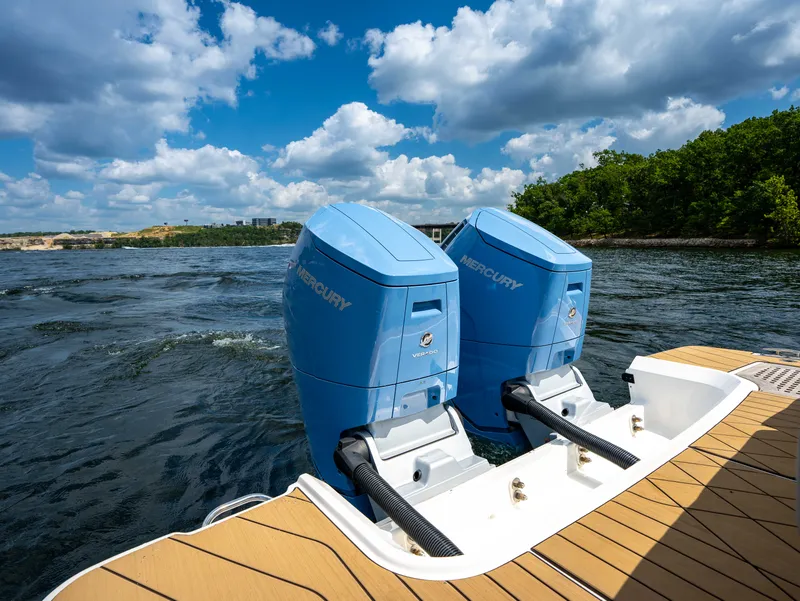 Slide: The Image of Sea Ray SLX 400 Outboard 2026 - 17