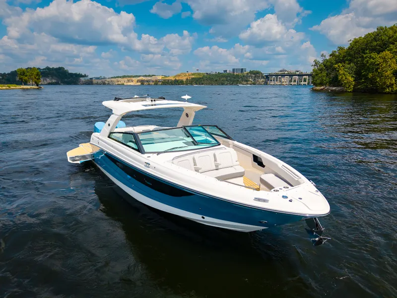 Slide: The Image of Sea Ray SLX 400 Outboard 2026 - 38