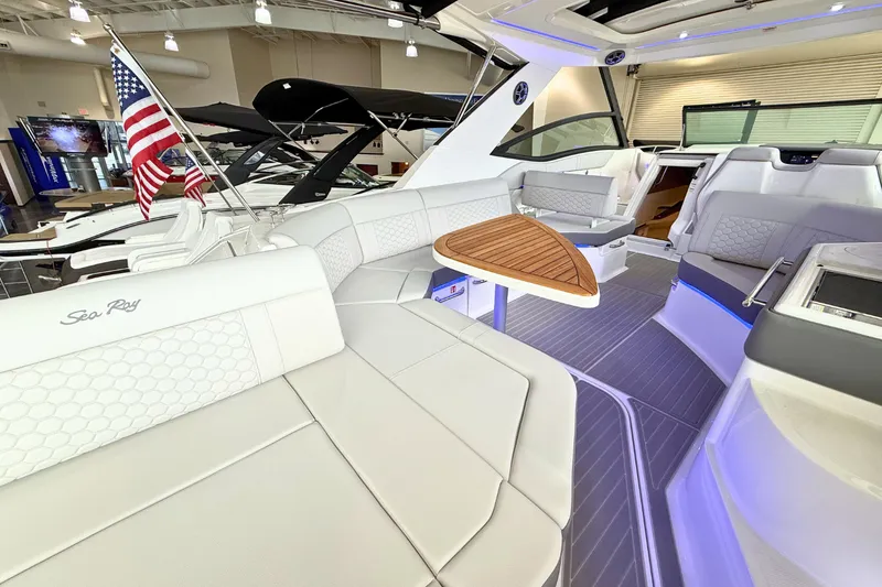 Slide: The Image of Sea Ray Sundancer 320 2026 - 10