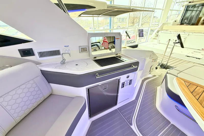 Slide: The Image of Sea Ray Sundancer 320 2026 - 13