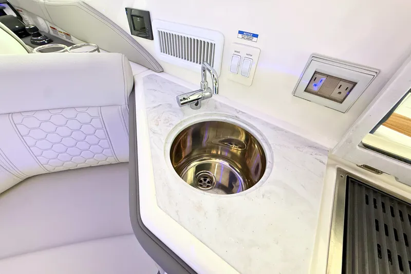 Slide: The Image of Sea Ray Sundancer 320 2026 - 14