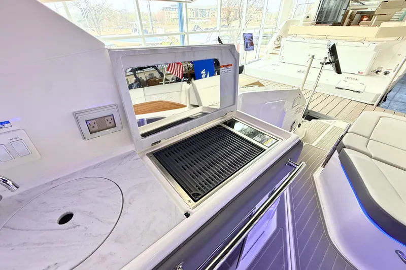 Slide: The Image of Sea Ray Sundancer 320 2026 - 15