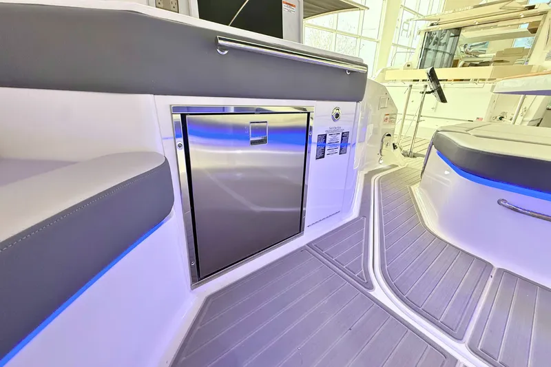 Slide: The Image of Sea Ray Sundancer 320 2026 - 16