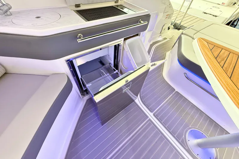 Slide: The Image of Sea Ray Sundancer 320 2026 - 17