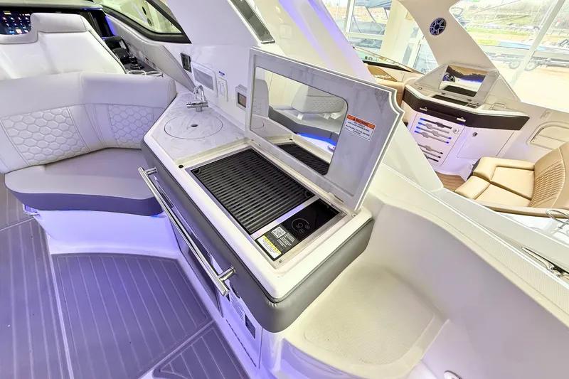 Slide: The Image of Sea Ray Sundancer 320 2026 - 18