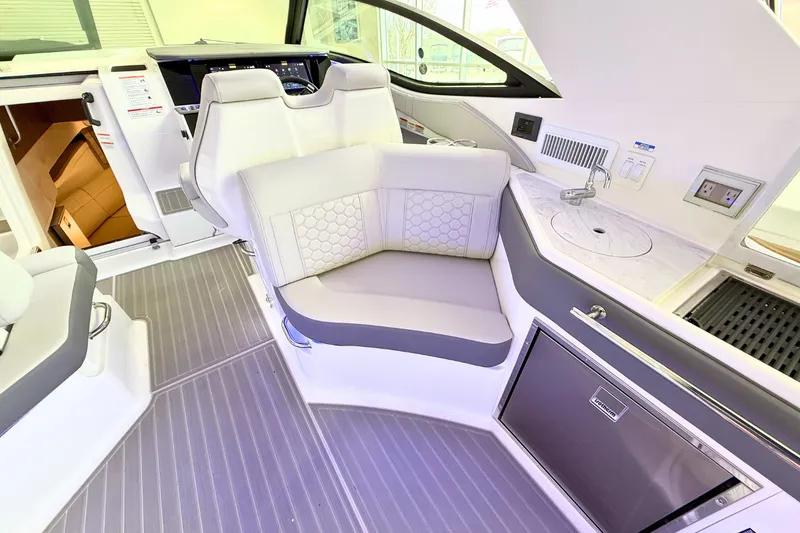 Slide: The Image of Sea Ray Sundancer 320 2026 - 19