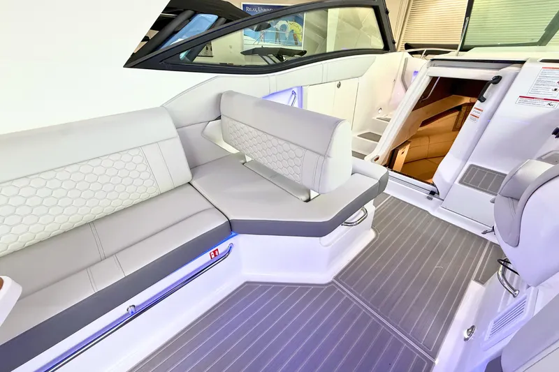 Slide: The Image of Sea Ray Sundancer 320 2026 - 20
