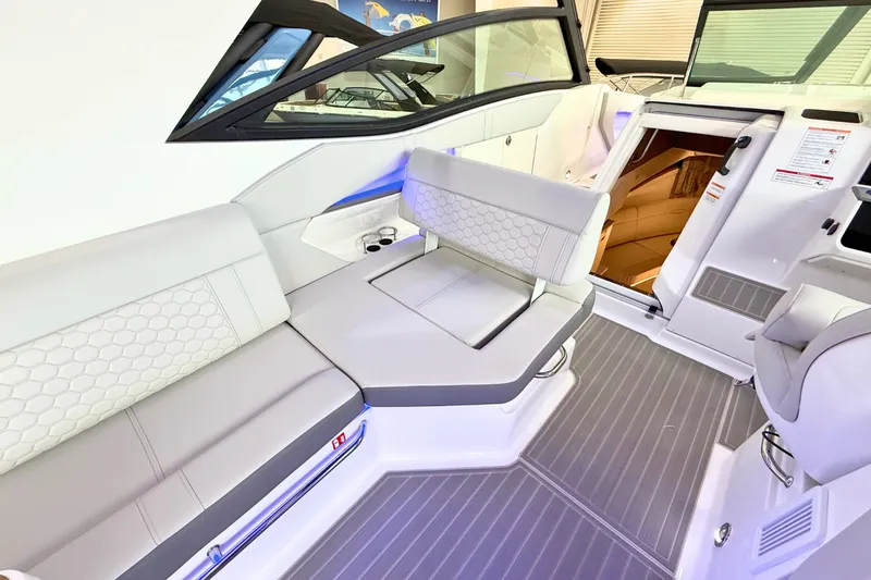 Slide: The Image of Sea Ray Sundancer 320 2026 - 21